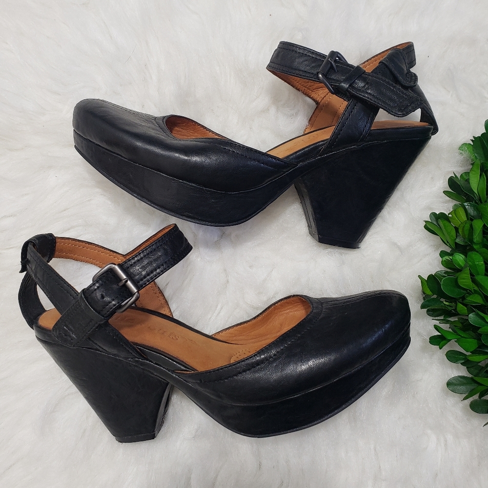 Gentle Souls Black Leathet Wedge Sandal Size 7.5